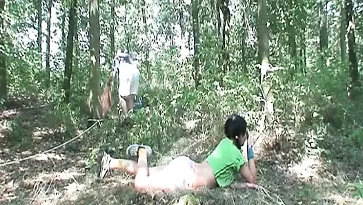 Hinterhältiger alter mann fickt einen teenager im wald