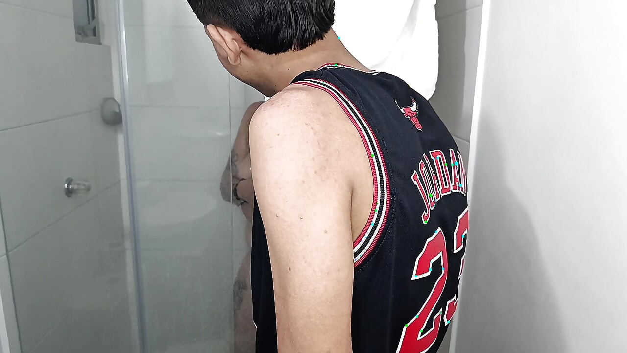 목욕하는 나를 붙잡고 내 큰 엉덩이에 발정난다
