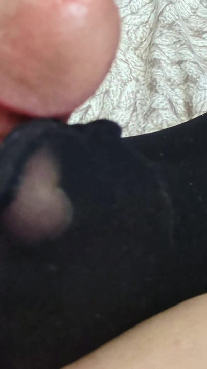 íntima com os pés capturada em lingerie sedosa