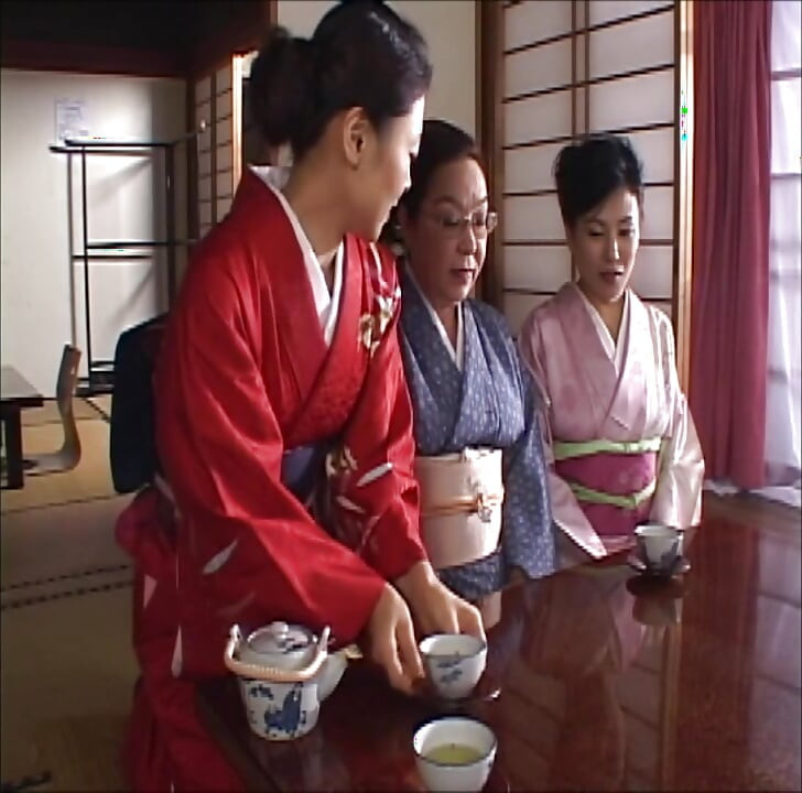 P128G03 The beautiful proprietress of a quiet mountain hot spring inn near Tokyo. Lesbian sisters, forbidden sex at home!　A sensual erotic drama that evokes the Showa era!
