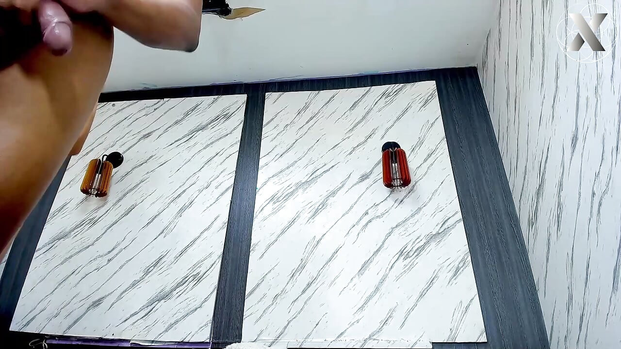 Khilaunon ke sath mukh-maithun: uske gale men dildo aur lnd