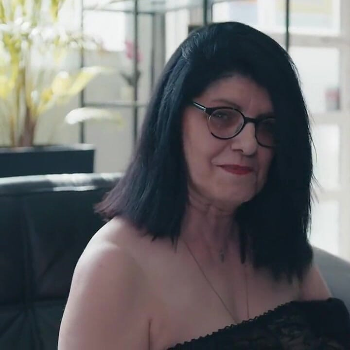 Femeie matură oferită în gangbang cu greu în Club Libertine