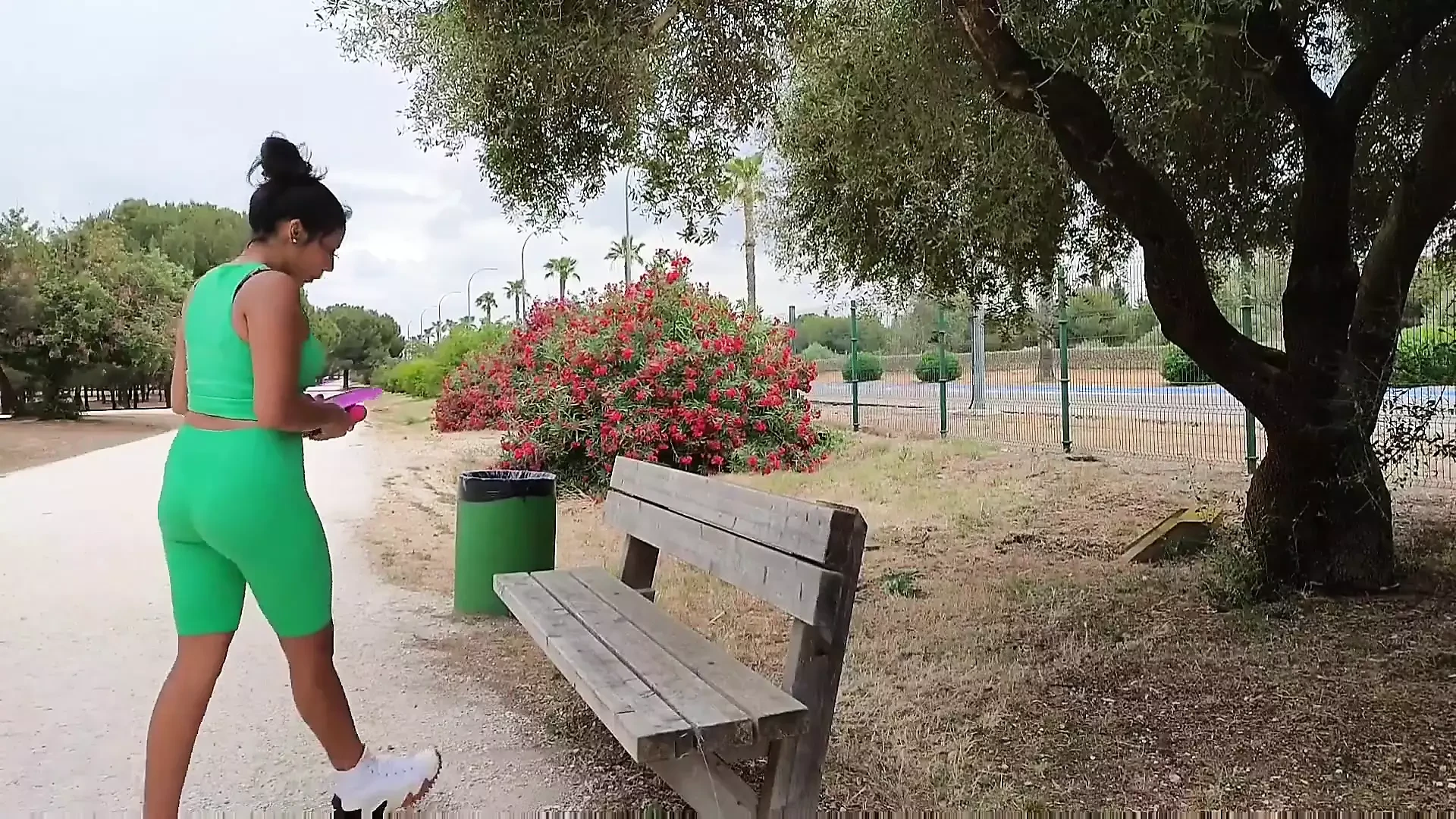 Latina excitée - ma chatte était très mouillée alors je me suis masturbé dans le parc