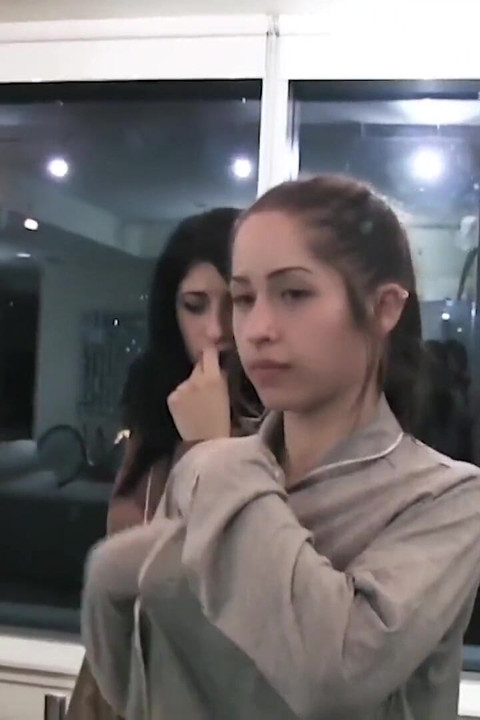 Najbolje prijateljice - Nestašne najbolje prijateljice prstima jebane i bušene dildom s strap-on na pidžami zabavi