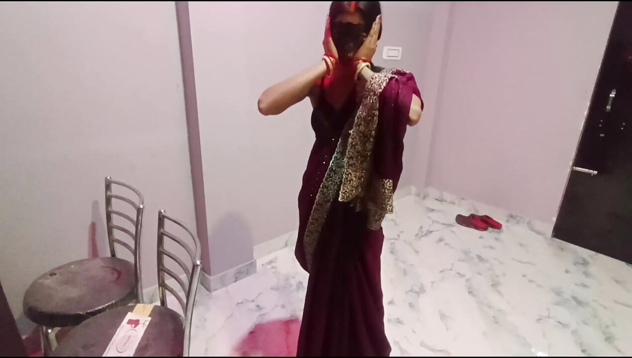 Bhabhi kitchen me bartan dho rahi thi bhabhi ko dining tabel pe patak ke pel diya