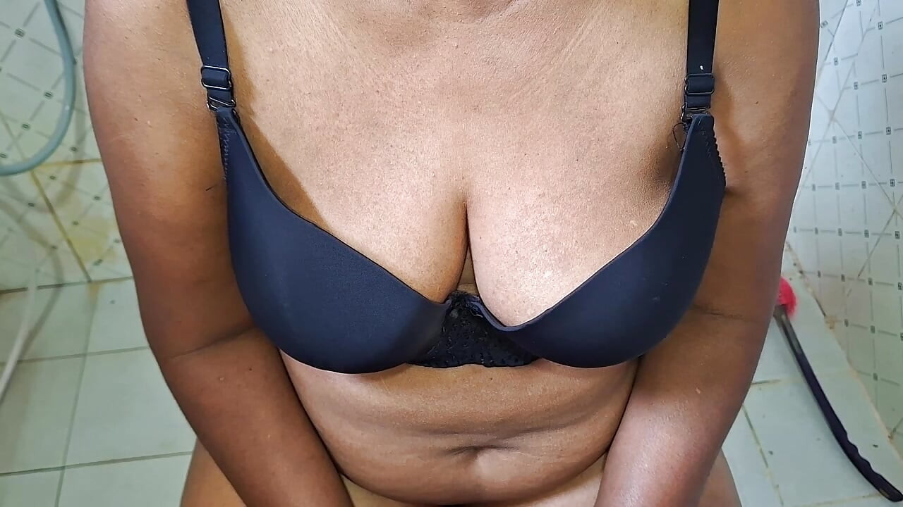 Bhabhi készülődik a reggeli játékra