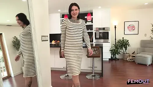 Femout amatör trans model siyah deri kanepede uzanırken vücudunu gösteriyor