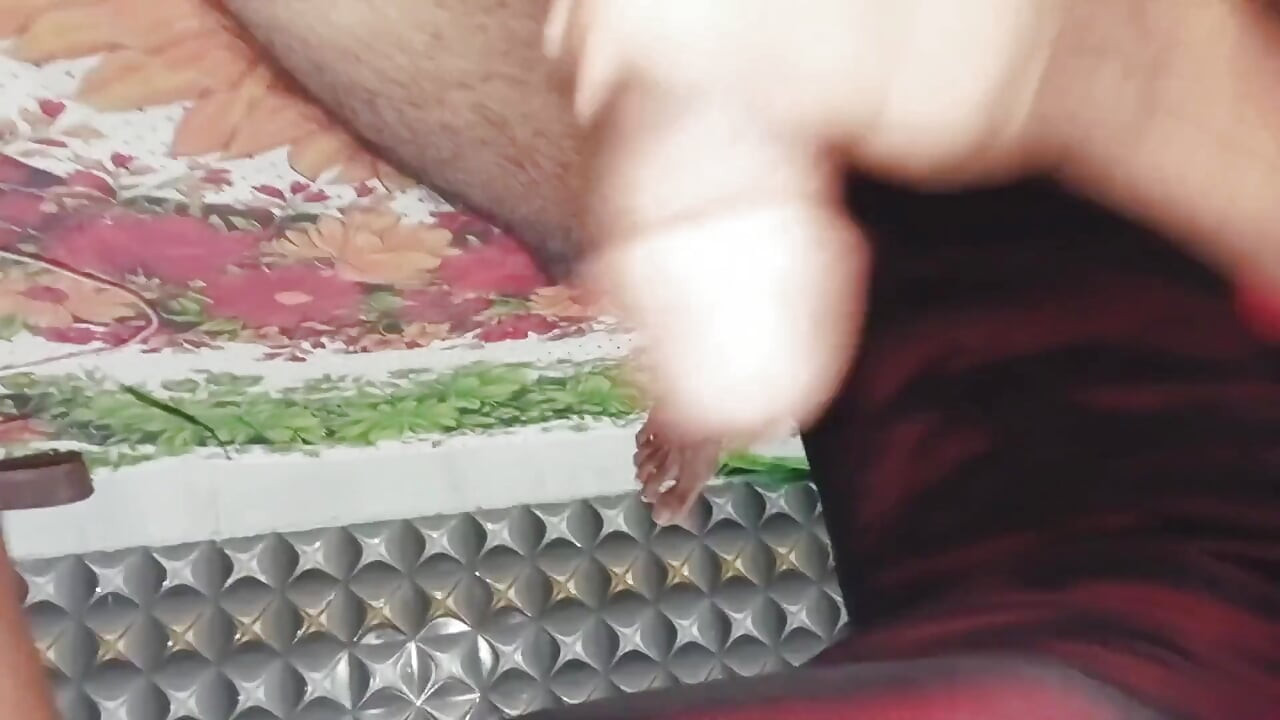 Ateşli Hintli genç kız ıslak gırtlağına kadar alıyor ve sakso çekiyor - amatör desi
