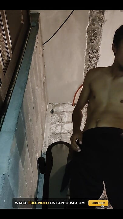 Ayo, aku ngajak kamu ganti baju di toilet bareng-bareng sambil ngocok kontolku sampai muncrat