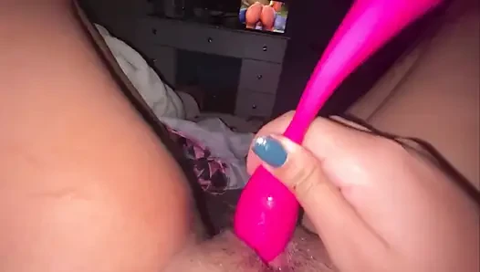 Hentai-Pornos zu schauen heizt sie sehr auf, ihre Muschi wollen wir die im Gefängnis haben