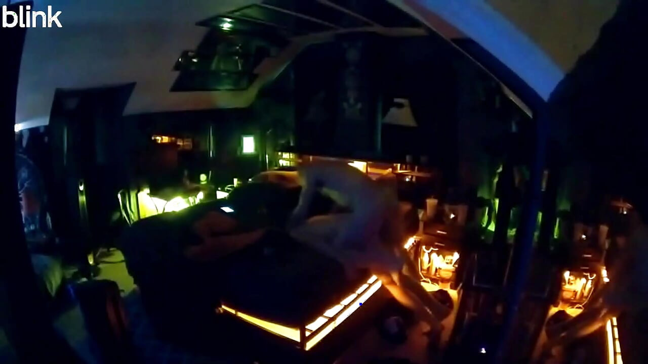 Bobby beni iyi ve sert sikiyor