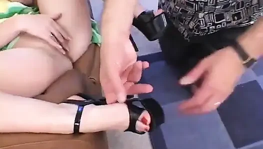 Fußfetisch-typ liebt es, high heels und zehen zu lutschen, bevor er ihre füße fickt