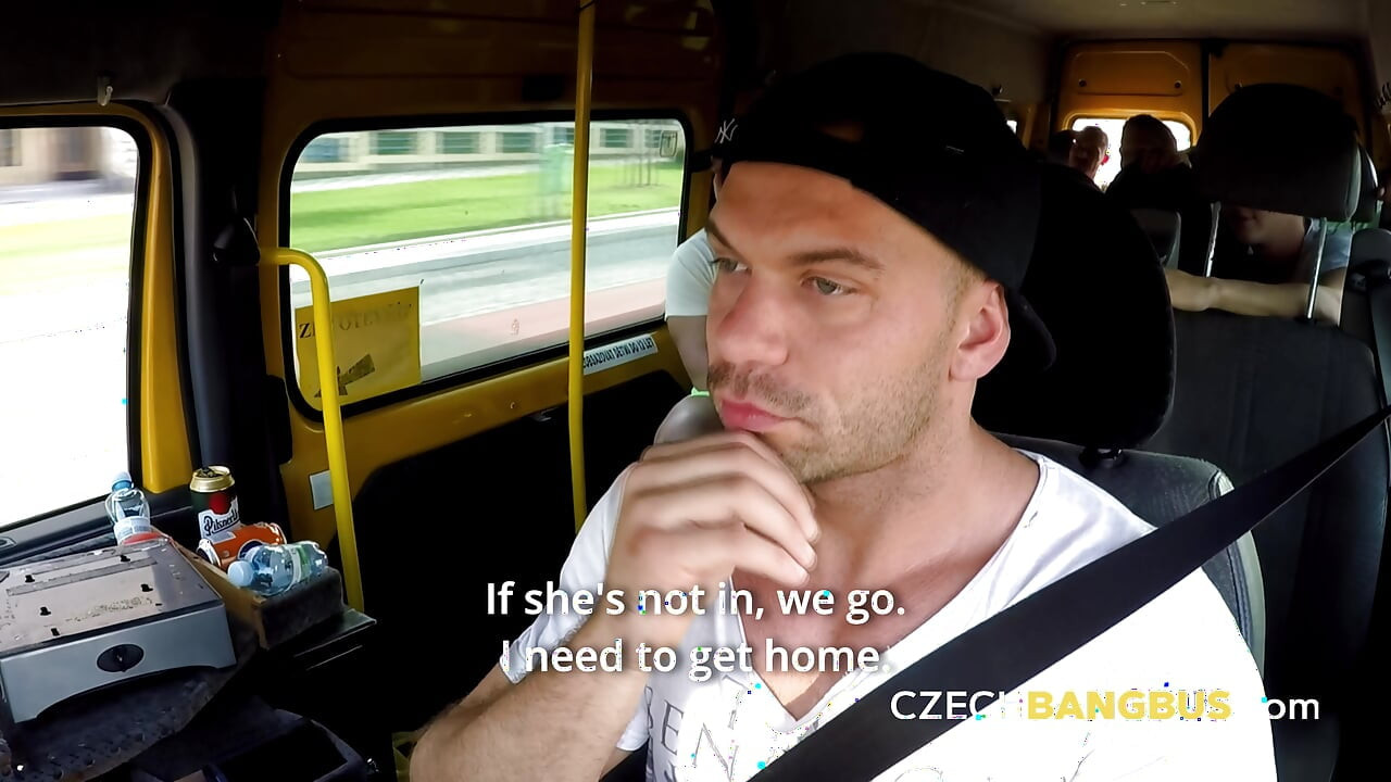Blond modell går med en vild gruppknull (Czech Bang Bus)