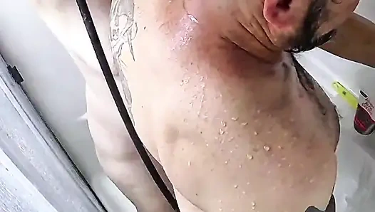 Минет-сюрприз в душе для муженька