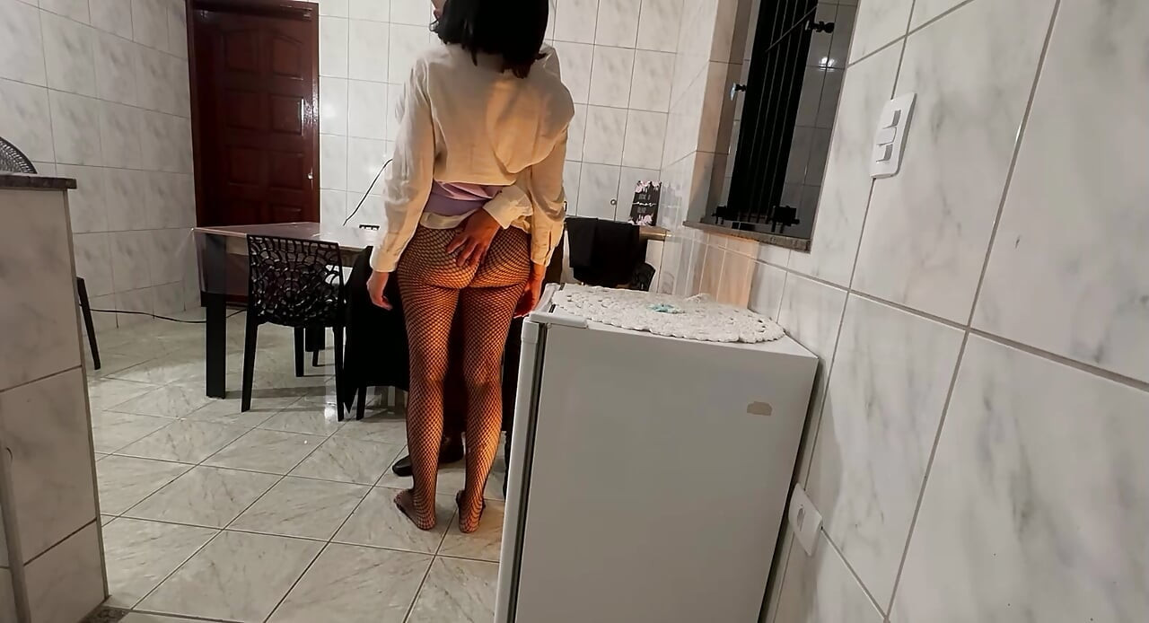 Secretária é surpreendida com tapas na bunda e penetração anal com gozada interna
