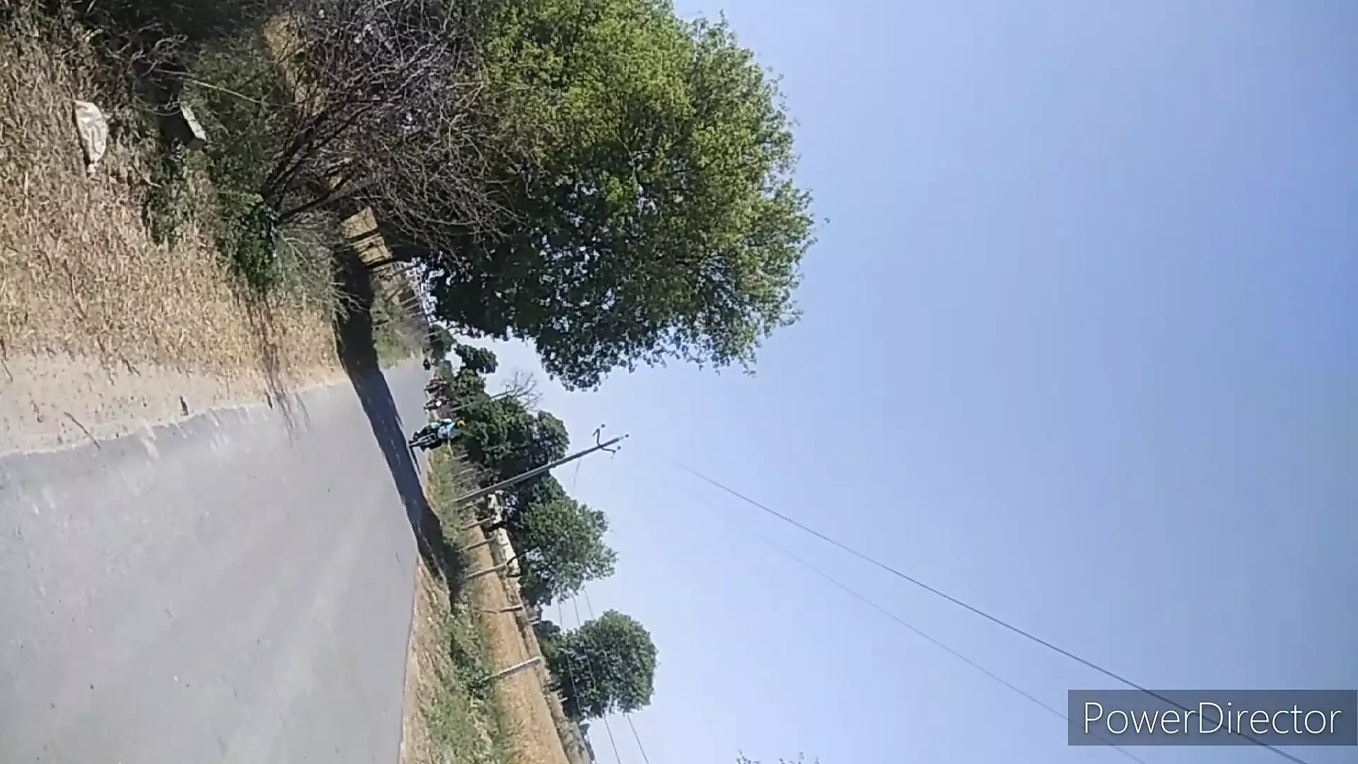 Bike par mili chalu ladki lund pakad kar hilane lagi oe blowjob ka bola