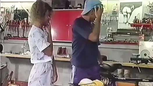 Dia menunjukkan saudara tirinya di mana palu itu tergantung