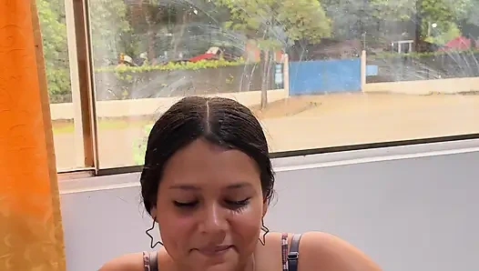 Она любит прыгать меня на член, пока все проходят мимо окна