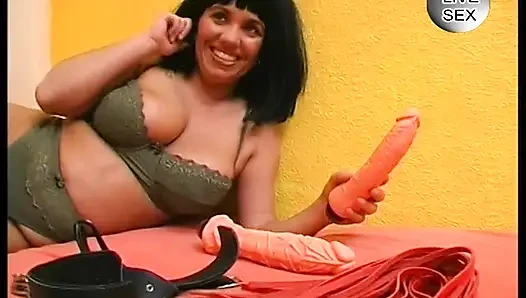 Milf brunette mendapatkan mainan yang berbeda didorong ke dalam