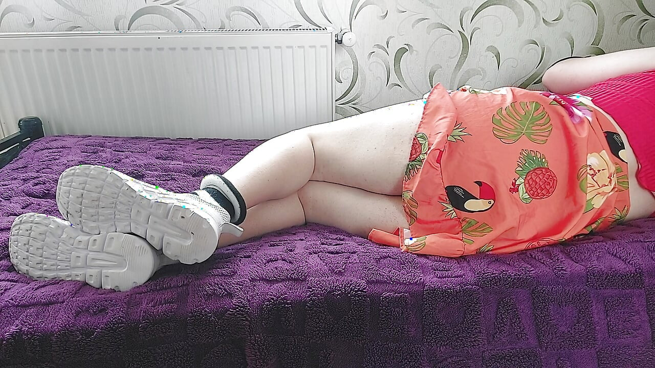 Cum Femboys Bed Time în ținută feminină Albă Drăguță Tânără Sissy