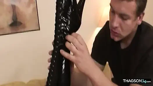 Azgın esmer orta yaşlı seksi kadın amcığını yalatıyor ve sert sikiliyor