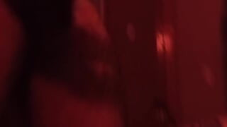 Bengalski dečko snima vrući video za svoju djevojku