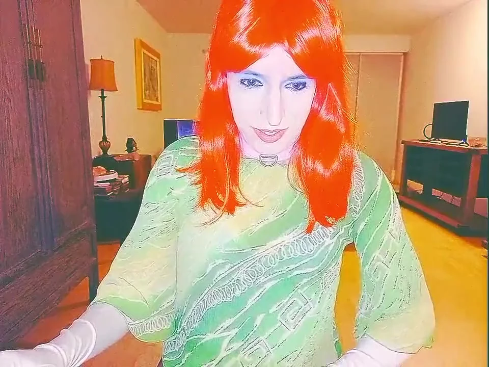 Tammysissy mastürbasyon yapıyor ve idrarıyla oynuyor