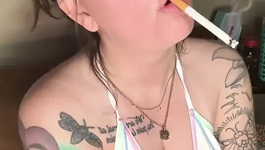 Chery Trees bikini içinde sigara içiyor