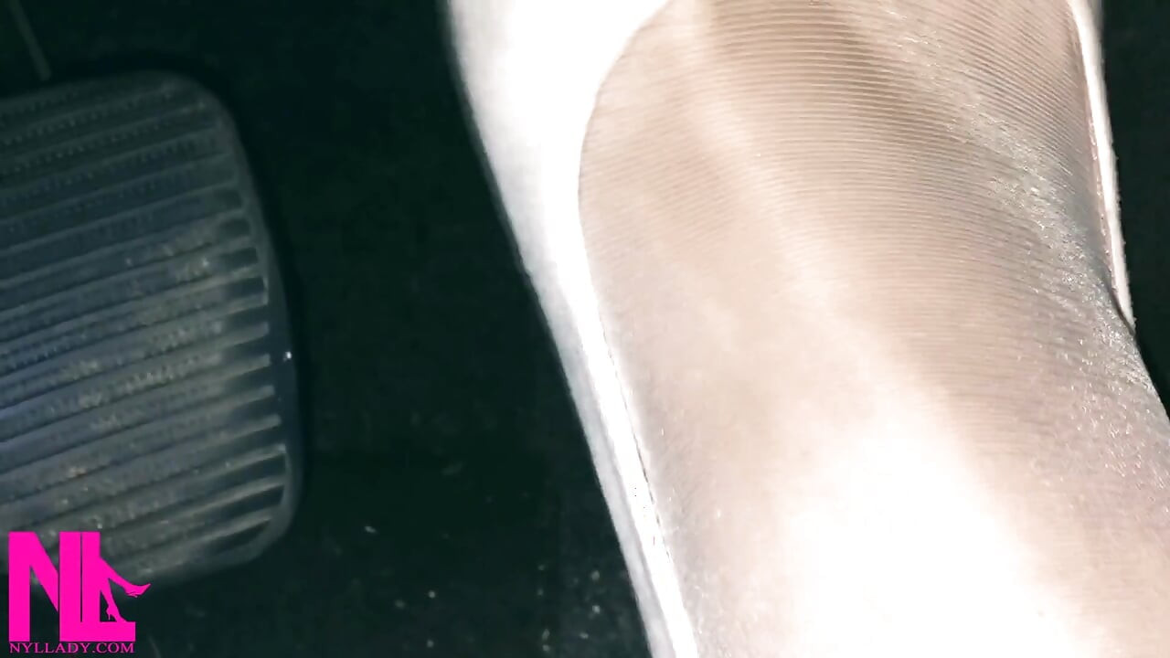 सफेद स्टॉकिंग और सफेद ऊँची पीपटो वाली ऊँची एड़ी की सैंडल में रिविंग और क्रेजी पेडल पंपिंग