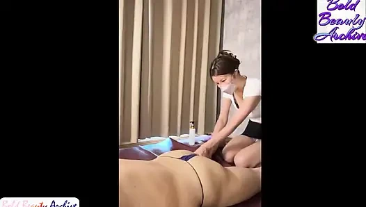 Die Brust einer üppigen, reifen Frau schwankt in roher und intensiver Stimulation. Geheime optionale Vibrationen, unwiderstehlich attraktiv!