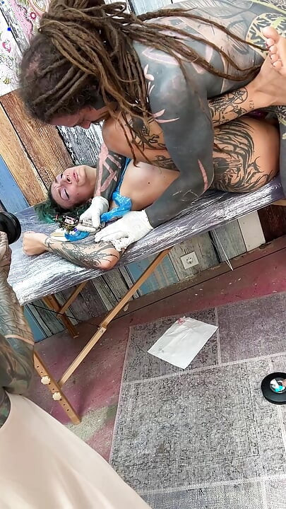 Sesi naughty tattoo shop - seks anal posisi reverse cowgirl dan dientot pakai dildo