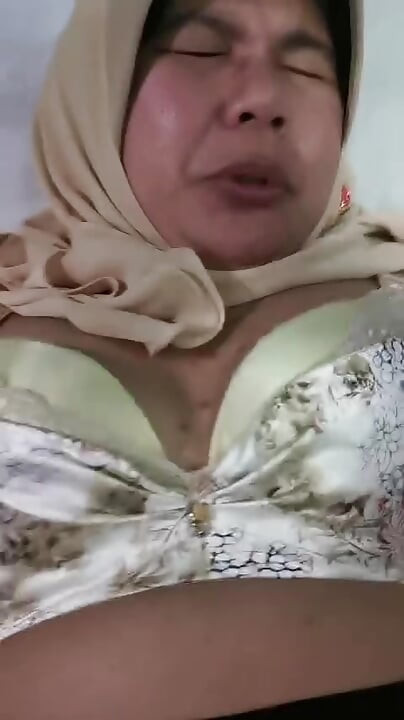 A cheating hijab girl has sex with her husband's sister.
