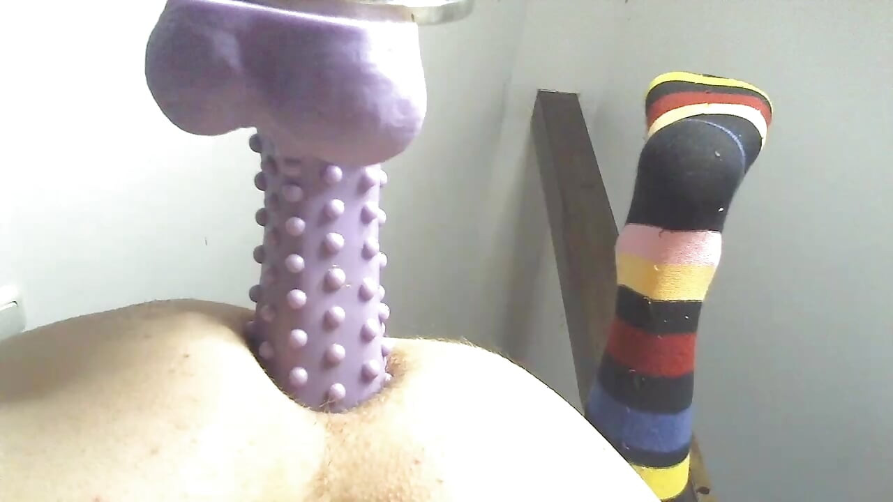 22 cm-es tüskés dildó a seggben. Összeállítás