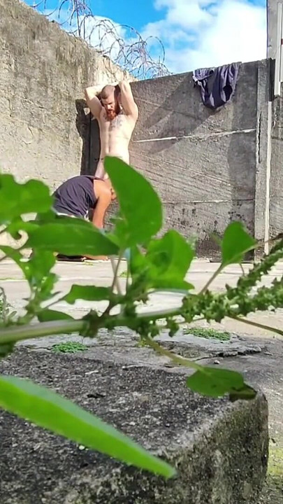 树林里的相机拍摄两个异性恋男人做爱 | 短片 1