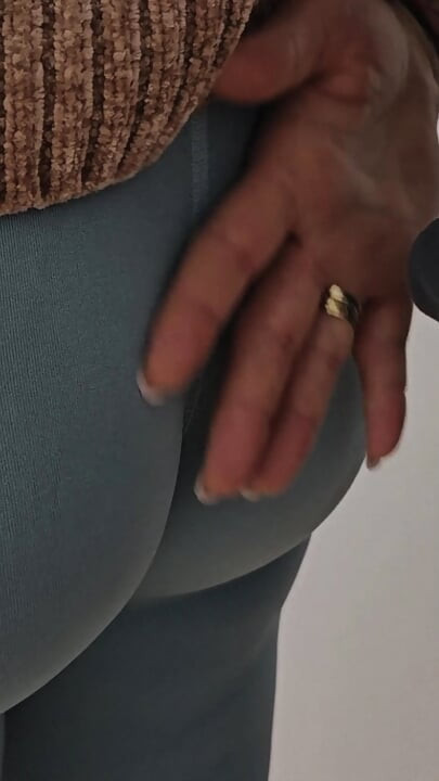 Stranger With Huge Erection Ejaculate In Subway Train On Random Girl's Tights
