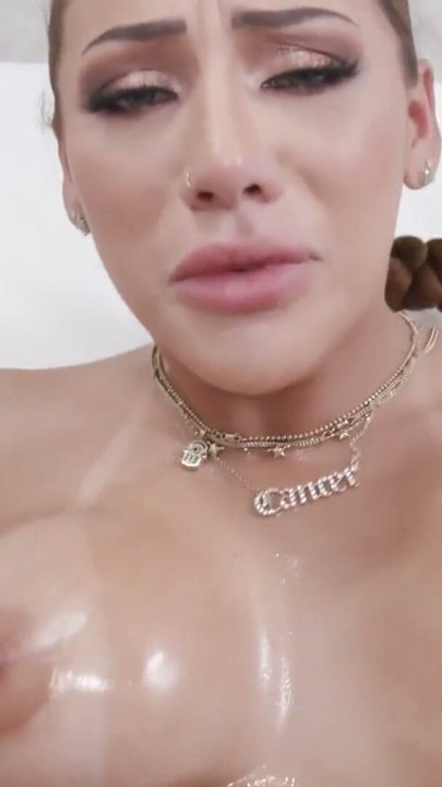 Valentina Jewels se bucură să apuce pula lui Brickzilla înainte s-o sugă! | Clip 1