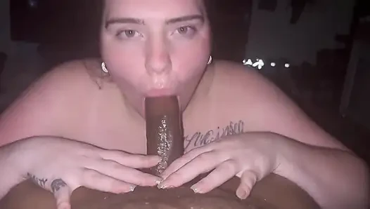 Güzel yavaş derin gırtlak boşalması. Gırtlağına kadar yarak emiyor