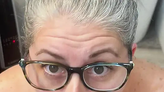 Beni boşaltana kadar büyük yarağını sikiyorum ve emiyor