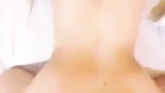 Süße Cindo stiefschweette lutscht meinen schwanz, bevor ich ihre enge muschi im doggystyle hart ficke