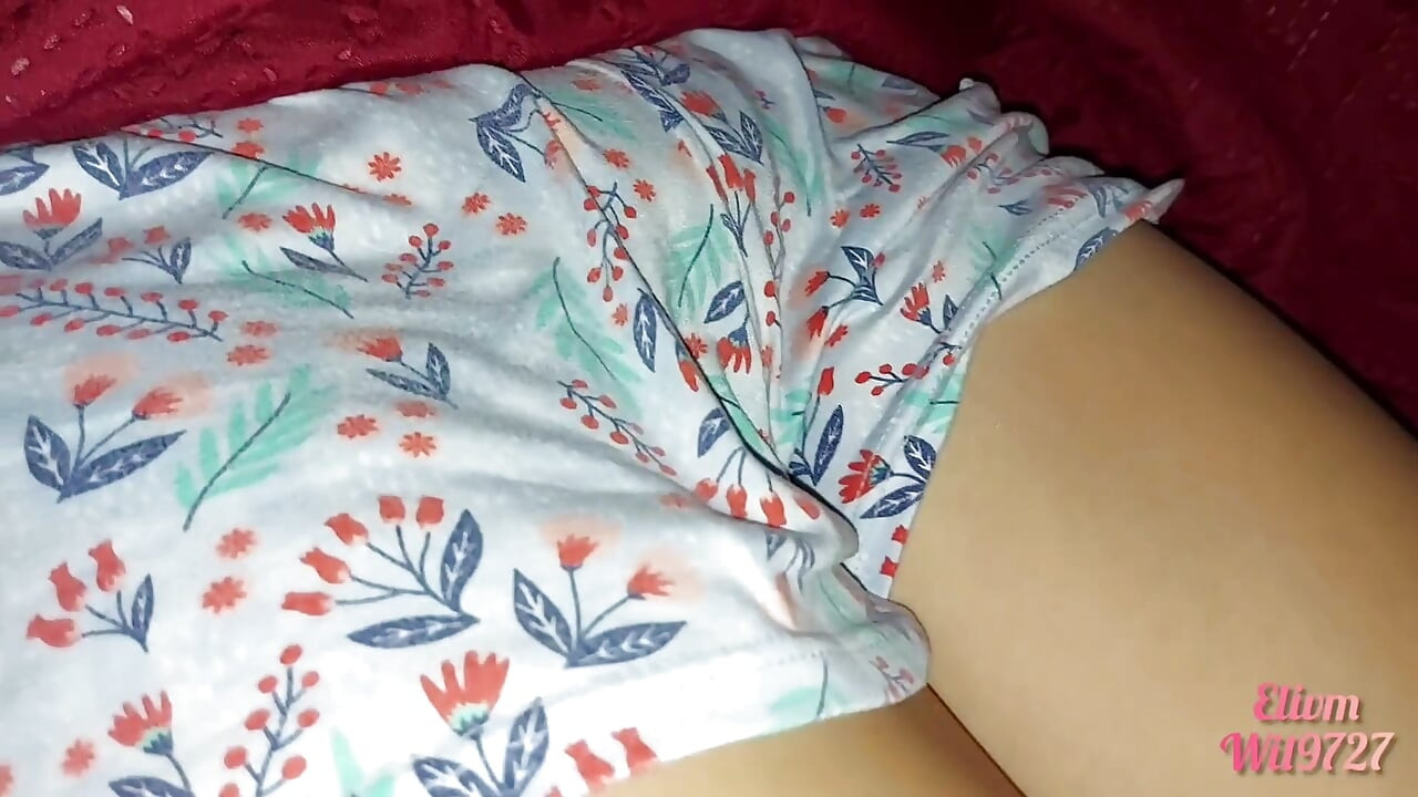 这就是我的继妹在床单下感到惊讶的方式