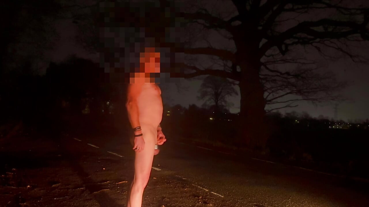 在公共道路上裸体和赤脚撸管我的大鸡巴