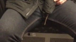 Noch ein Papi wölbt sich in der U-Bahn in Berlin - Deutschland