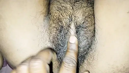 Adik tiri mengguncang kontol abang tirinya dan ngentot memeknya habis-habisan