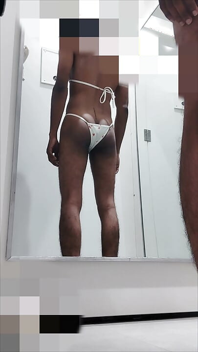 Fitting room nude flash