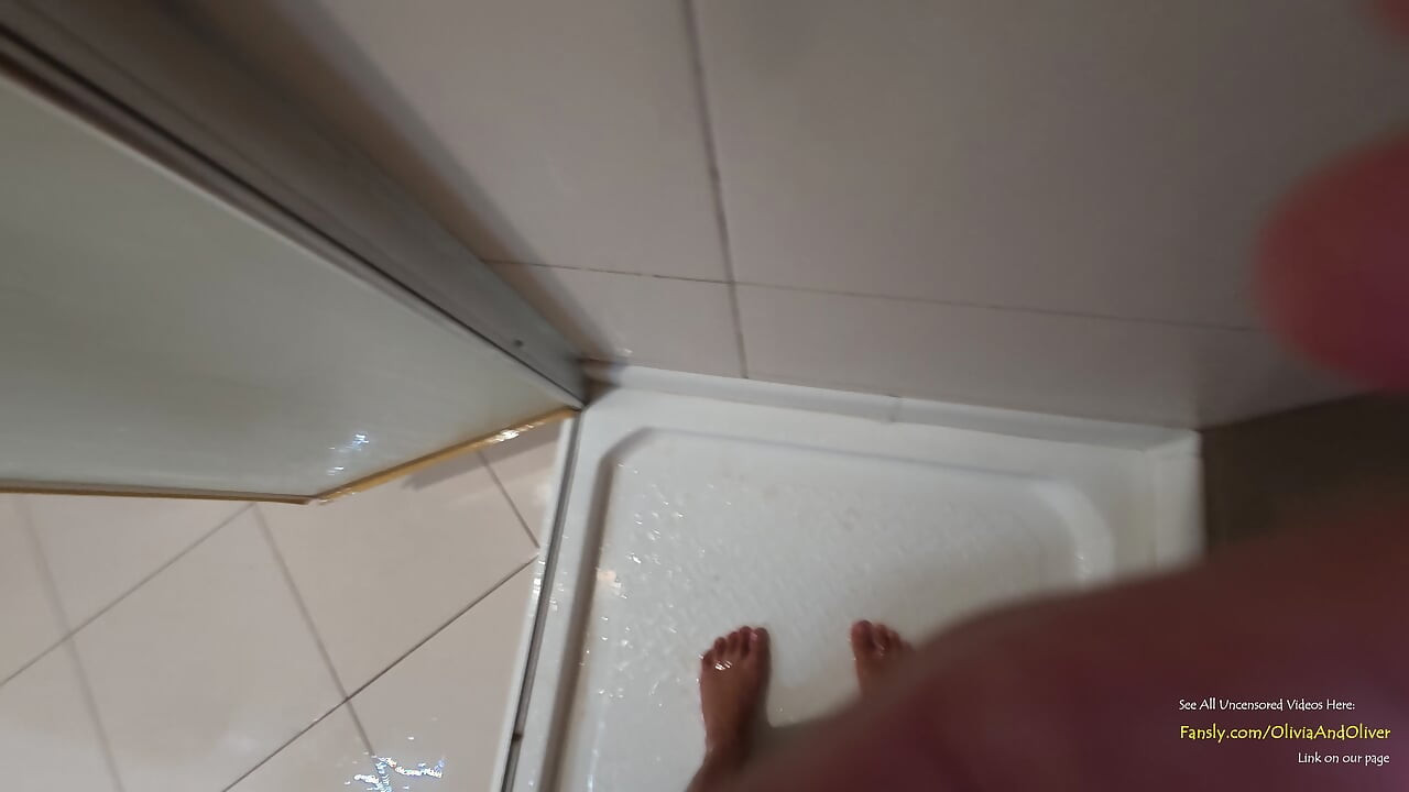 Baise brutale sous la douche avec fin de pipe mouillée