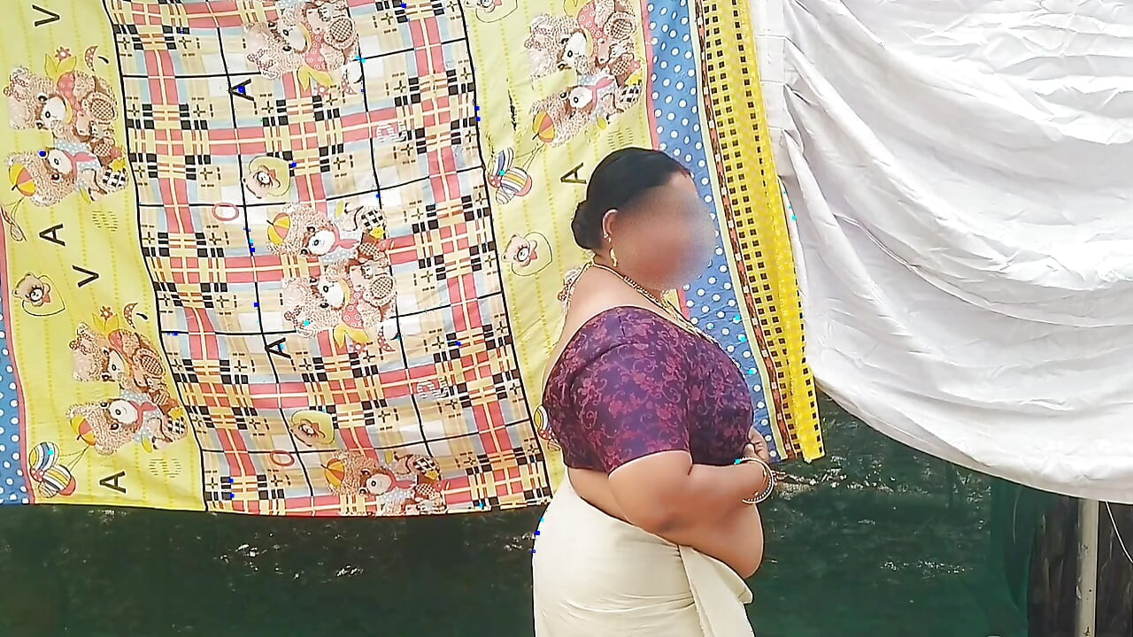 Une bhabhi traditionnelle du Kerala montre ses énormes seins sexy et marche seins nus