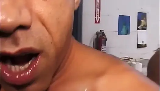 Wanita melihat bagaimana pria meniduri wanita dan bergabung