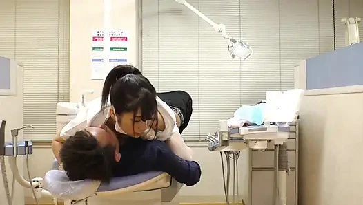 Gözlerini benimle kilitlemeye devam eden dişçi