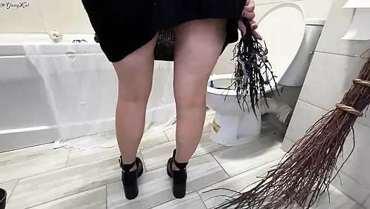 Queen Fart Throne: Toilet Seram Adams