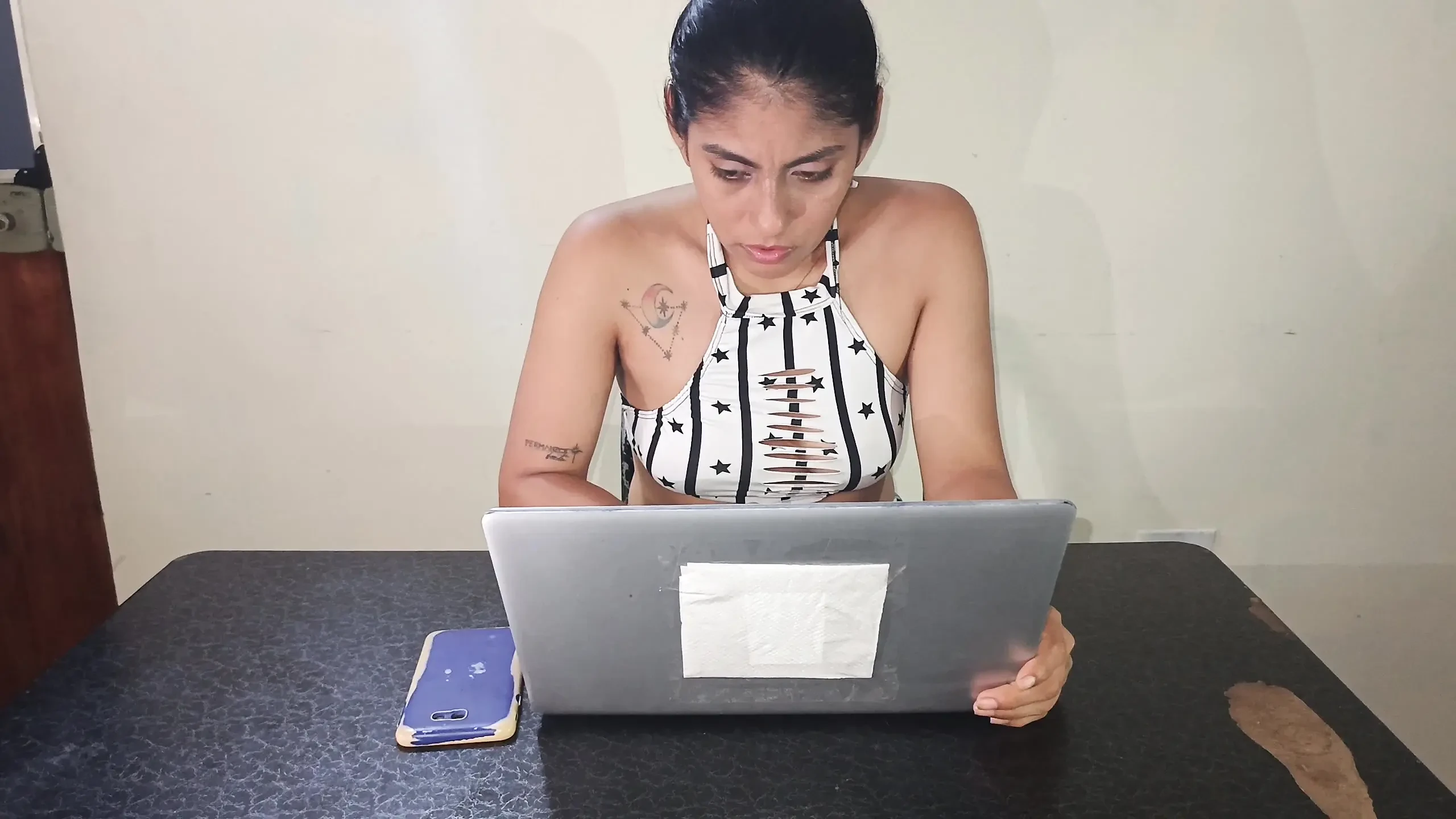 Sucks the cock of the technician who comes to fix the laptop - homemade sex old man with young woman